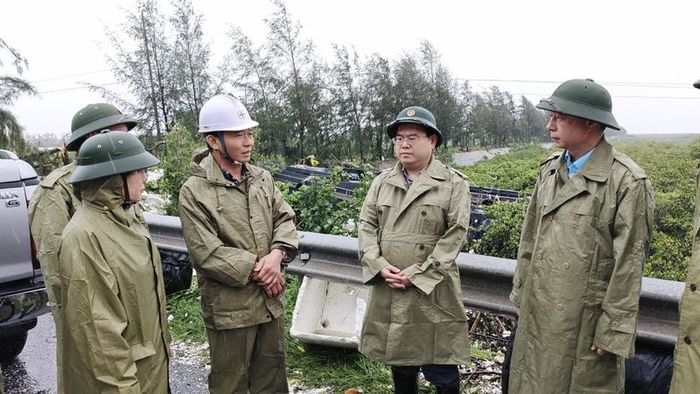 Ngày 5/7, kiểm tra công tác khắc phục ảnh hưởng sau bão số 1 tại Móng Cái, Bí thư Tỉnh ủy Quảng Ninh chỉ đạo ngành điện sớm khắc phục thiệt hại hệ thống điện để ổn định sản xuất cho người dân, doanh nghiệp. Ảnh: QN