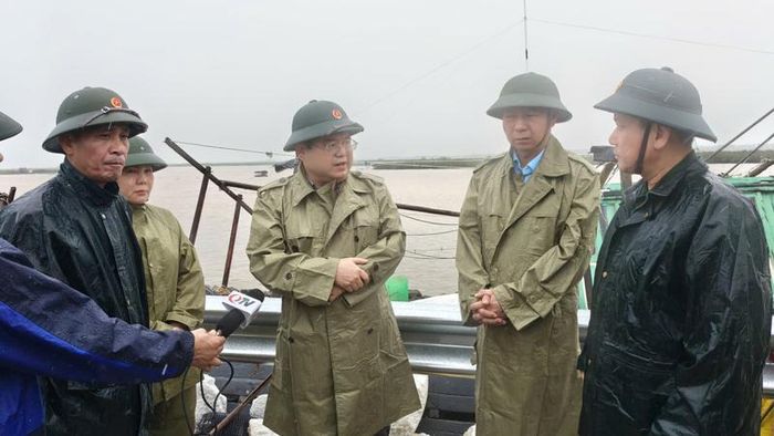 Bí thư Tỉnh ủy Quảng Ninh Quản Minh Cường yêu cầu lực lượng chức năng nhanh chóng hỗ trợ trục vớt tàu thuyền trôi dạt cho người dân sớm ổn định cuộc sống. Ảnh: QN