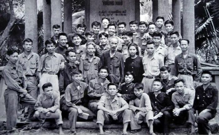 Chủ tịch Hồ Chí Minh chụp ảnh lưu niệm với các đại biểu dự Đại hội Chiến sỹ thi đua và Cán bộ gương mẫu toàn quốc tại Việt Bắc, ngày 1 đến ngày 6/5/1952. Ảnh tư liệu