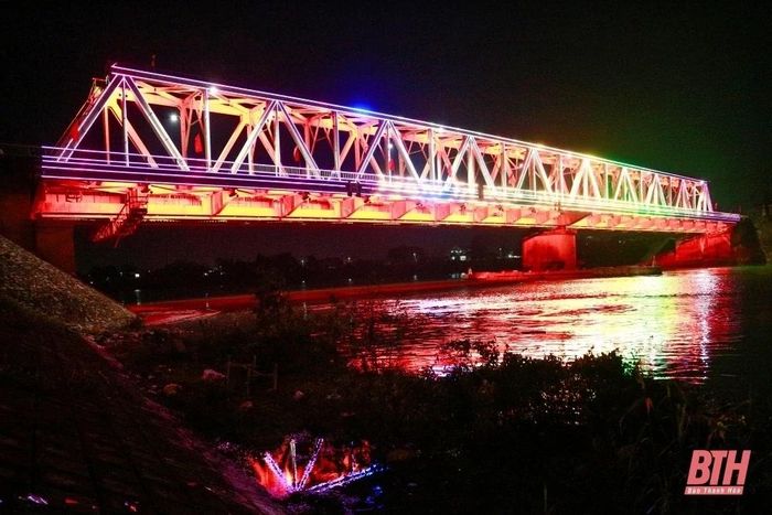 Cầu Hàm Rồng về đêm. Ảnh tư liệu