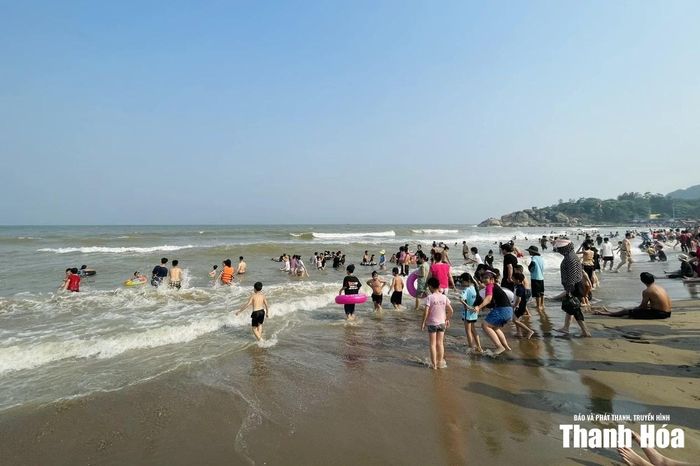 Các bãi biển đang là điểm giải nhiệt yêu thích của du khách ngày hè.