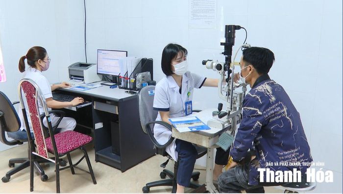 Y, bác sỹ Bệnh viện Mắt Thanh Hóa khám bệnh tại phòng khám.