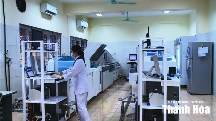 Bác sỹ khoa xét nghiệm, Bệnh viện Nội tiết Thanh Hóa tiếp nhận hồ sơ bệnh án điện tử của bệnh nhân trên phần mềm quản lý.