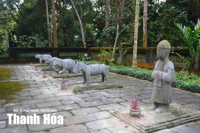 Hệ thống quan chầu và con giống đá thêm tô điểm cho không gian tâm linh tại các khu lăng, mộ tại Khu di tích quốc gia đặc biệt Lam Kinh.