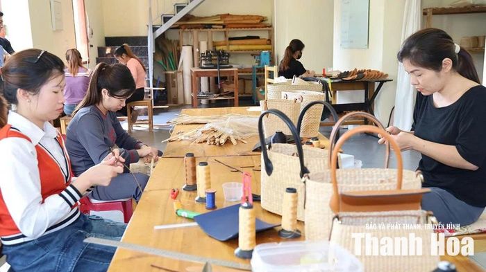Sản xuất hàng xuất khẩu tại Công ty TNHH Đan Việt Handicraft (xã Ba Đình).
