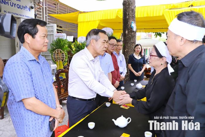Bí thư Tỉnh ủy Lê Đức Thái và các thành viên trong đoàn chia buồn, động viên gia quyến Anh hùng Lực lượng vũ trang Nhân dân Ngô Thị Tuyển.