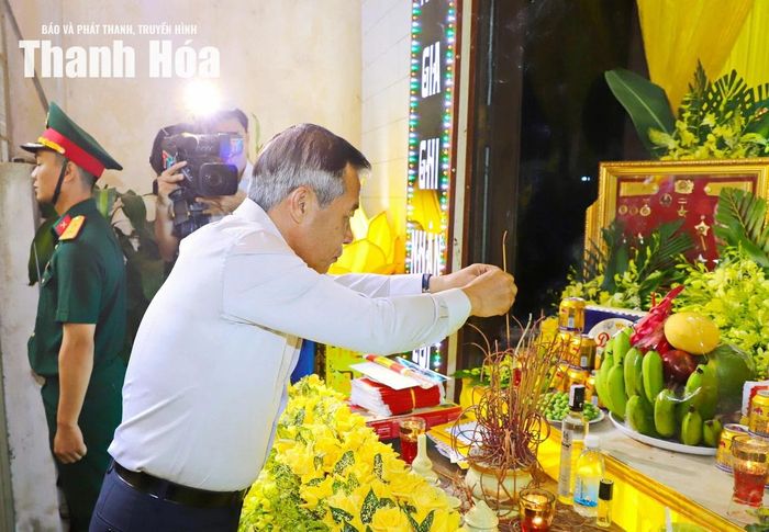 Bí thư Tỉnh ủy Lê Đức Thái và các đồng chí lãnh đạo tỉnh dâng hương viếng Anh hùng Lực lượng vũ trang Nhân dân Ngô Thị Tuyển.
