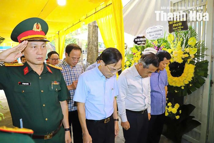 Bí thư Tỉnh ủy Lê Đức Thái và các thành viên trong đoàn dành phút mặc niệm tưởng nhớ Anh hùng Lực lượng vũ trang Nhân dân Ngô Thị Tuyển.