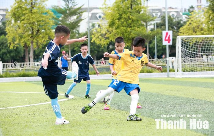 Hà Trung (áo xanh) khẳng định sức mạnh tại giải.