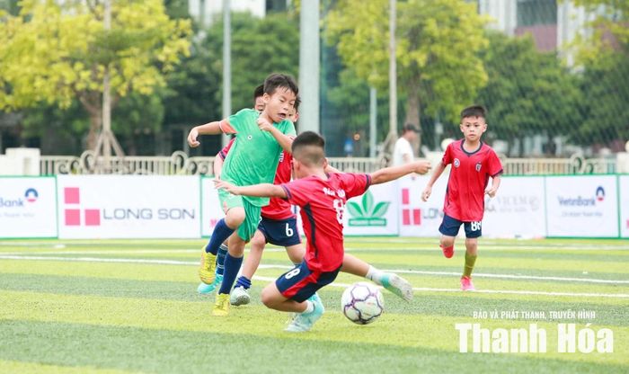 U8 Thạch Thành (áo xanh) thi đấu với quyết tâm cao.