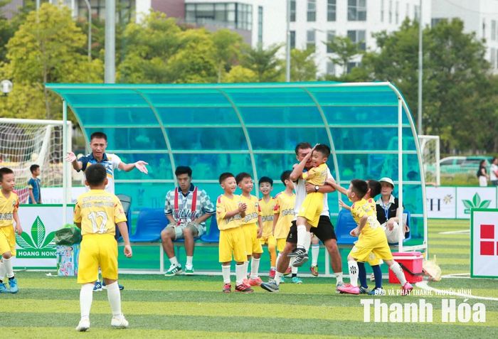 Niềm vui của Ban huấn luyện và cầu thủ U8 CLB Huystar - LQP sau mỗi bàn thắng.