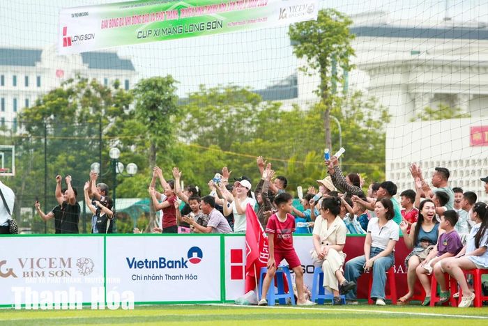 Cổ động viên cuồng nhiệt cổ vũ cho các cầu thủ.