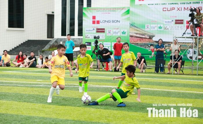 Thiệu Hóa (áo vàng) khẳng định bản lĩnh của nhà đương kim vô địch lứa tuổi U8.