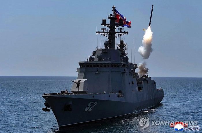 Nhà lãnh đạo Triều Tiên Kim Jong-un thị sát các cuộc thử nghiệm vũ khí trên tàu khu trục Kang Kon. Ảnh: Yonhap.