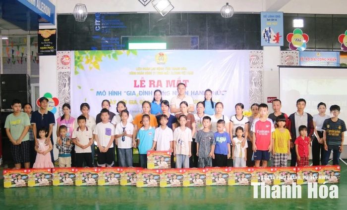 Lãnh đạo LĐLĐ tỉnh, Công ty TNHH Giầy Aleron Việt Nam trao tặng bút chấm đọc học tiếng Anh cho con đoàn viên, người lao động có hoàn cảnh khó khăn do Tổng LĐLĐ Việt Nam hỗ trợ.