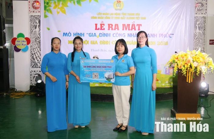 Bệnh viện Phụ sản Thanh Hóa trao biển phối hợp triển khai Mô hình “Gia đình công nhân hạnh phúc”.