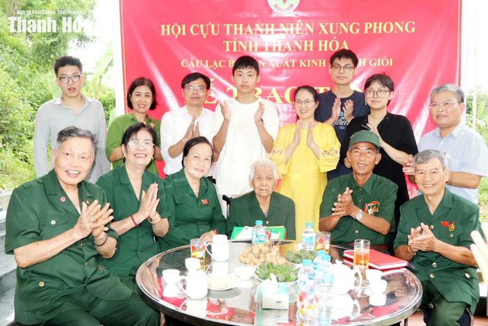 Đoàn tặng quà cho cựu TNXP Nguyễn Thị Xuyên.
