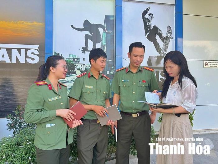 Cán bộ, chiến sĩ Phòng An ninh kinh tế cùng Tổ trưởng Tổ an ninh công nhân nắm bắt, tìm hiểu những nguy cơ phức tạp, gây mẫu thuẫn, phát sinh trong công nhân.