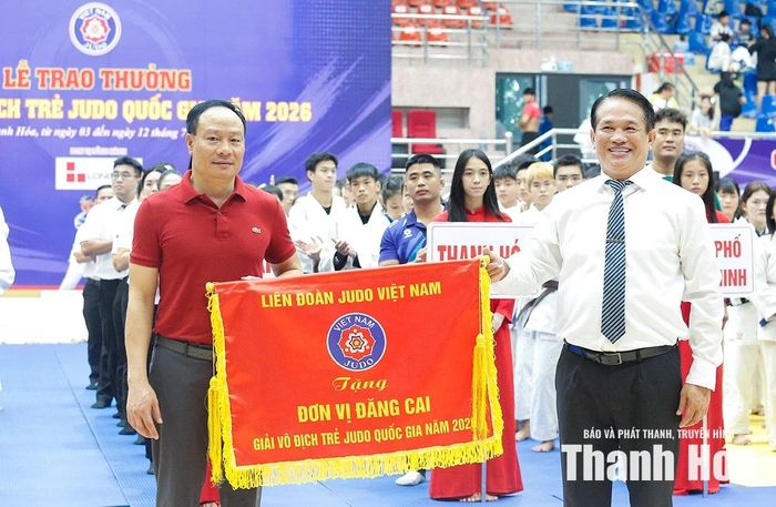 Đại diện Liên đoàn Judo Việt Nam tặng cờ cho đơn vị đăng cai.