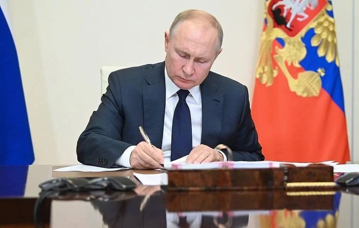 Tổng thống Nga Vladimir Putin ký sửa đổi Bộ luật Thuế nhằm hỗ trợ ngành lọc dầu. Ảnh: Tass.