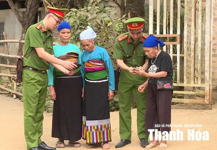 Công an xã Văn Nho hướng dẫn người dân sử dụng ứng dụng VNeID trên điện thoại thông minh.