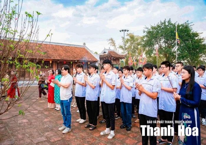Hoạt động về nguồn tại đền thờ Đào Duy Từ