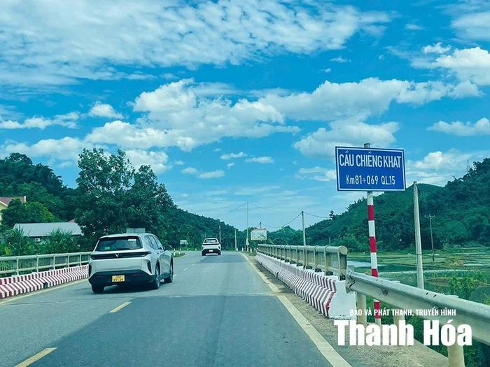 Quốc lộ 15A qua địa bàn thôn Chiềng Khạt, xã Đồng Lương.