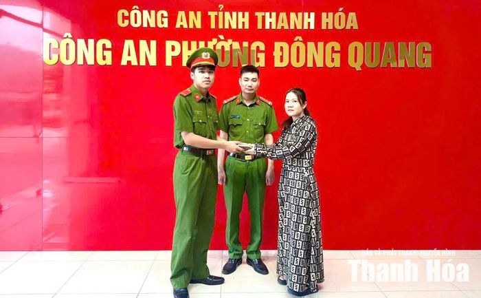 Trước sự chứng kiến của cán bộ Công an phường Đông Quang, đồng chí Nguyễn Trường Sơn đã trực tiếp bàn giao toàn bộ giấy tờ, tài sản và số tiền 75 triệu đồng cho chị Nguyễn Thị Thùy.