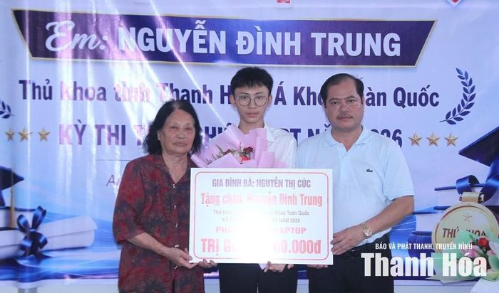 Gia đình bà Nguyễn Thị Cúc trao tặng cháu Nguyễn Đình Trung phần quà ý nghĩa là chiếc laptop làm hành trang giúp em chinh phục những đỉnh cao mới trong học tập.