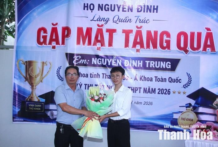 Đại diện dòng họ Nguyễn Đình, thôn Quần Trúc tặng hoa chúc mừng cháu Nguyễn Đình Trung.