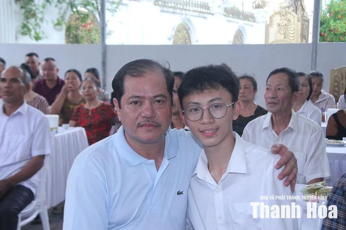 Ông Nguyễn Đình Hải, Trưởng tộc dòng họ Nguyễn Đình, thôn Quần Trúc chúc mừng những thành tích mà cháu Nguyễn Đình Trung đã đạt được.