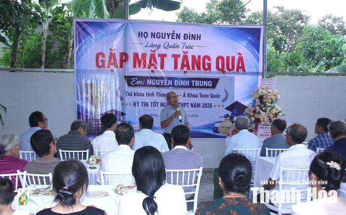 Đại diện chính quyền địa phương cùng đông đảo anh em và bà con trong dòng tộc chúc mừng thành tích xuất sắc của cháu Nguyễn Đình Trung.