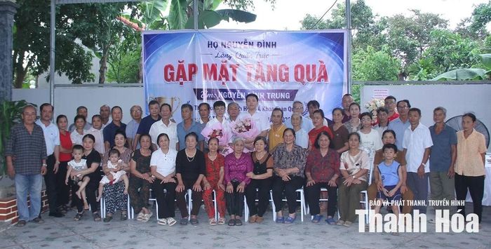 Đông đảo anh em trong dòng tộc họ Nguyễn Đình, xã Khuyến Nông (nay là thôn Quần Trúc, xã An Nông) chúc mừng thành tích xuất sắc của cháu Nguyễn Đình Trung.