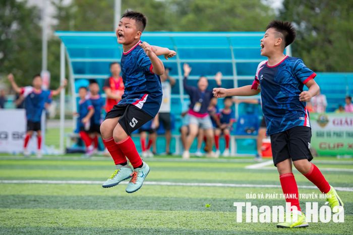 Lê Hải Đăng (U10 Ngọc Lặc) ăn mừng bàn thắng đầy cảm xúc.
