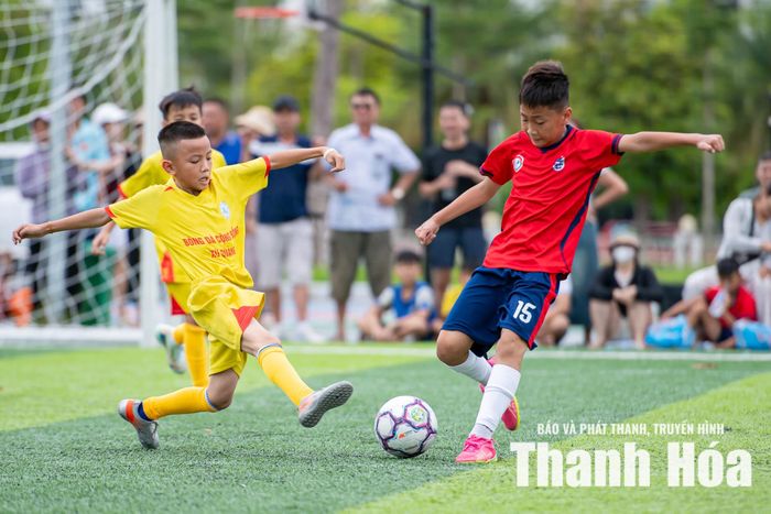 U10 Bách Khoa Thường Xuân và U10 Nam Sầm Sơn thi đấu cân tài cân sức.