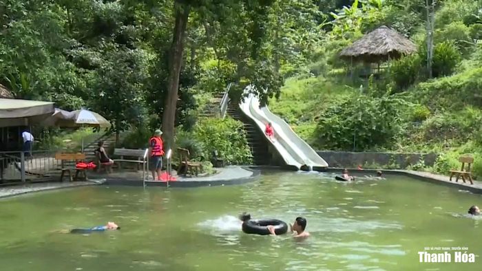 Vào mùa hè, Khu du lịch sinh thái Đồng Quan đón đông đảo du khách tìm đến để tránh nóng.