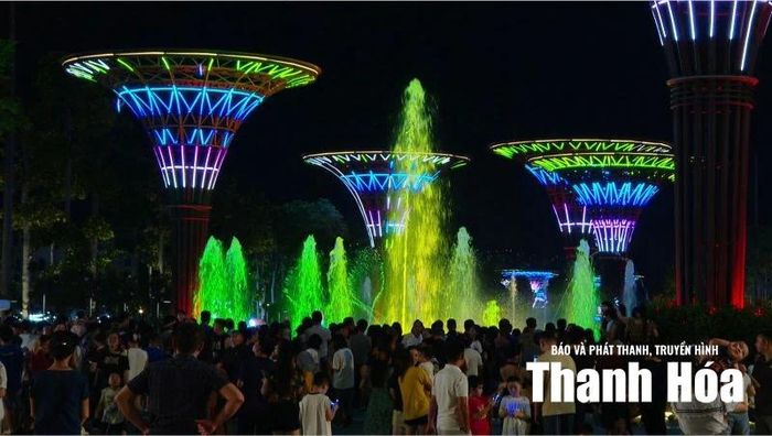 Quảng trường biển Sầm Sơn với hệ thống ánh sáng, nhạc nước rực rỡ sắc màu thu hút đông đảo du khách mỗi tối.