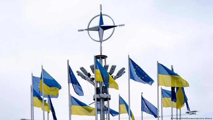 Những lá cờ Ukraine và EU bao quanh biểu tượng NATO phản ánh ưu tiên hàng đầu của liên minh: giữ vững hậu thuẫn dành cho Kiev, đồng thời bảo toàn sự thống nhất nội khối trước một môi trường an ninh ngày càng nhiều bất định. Ảnh: AP.