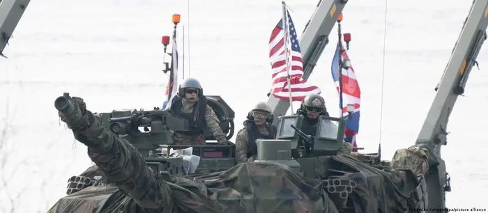 Phía sau những khí tài hiện đại là cuộc chuyển dịch chiến lược của NATO: từ phụ thuộc vào "chiếc ô an ninh" của Mỹ sang xây dựng một châu Âu có năng lực phòng thủ lớn hơn trong lòng liên minh. Ảnh: Picture Alliance.