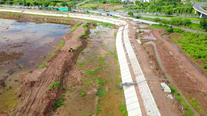 Dự án đầu tư đồng bộ hạ tầng kỹ thuật tuyến mương, hồ điều hòa gồm các hạng mục: đào hồ, xây dựng mương dẫn, xây dựng đường dạo, hệ thống thoát nước, cây xanh, chiếu sáng, kè, lan can, cống giao cắt, van điều tiết,.. di chuyển công trình ngầm nổi.