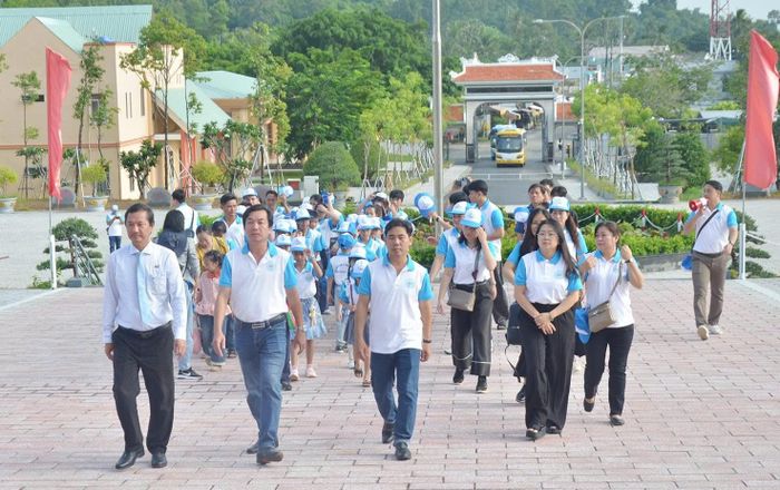 Đoàn đến địa điểm tham quan Khu di tích lịch sử và thắng cảnh quốc gia Ba Hòn, xã Hòn Đất.