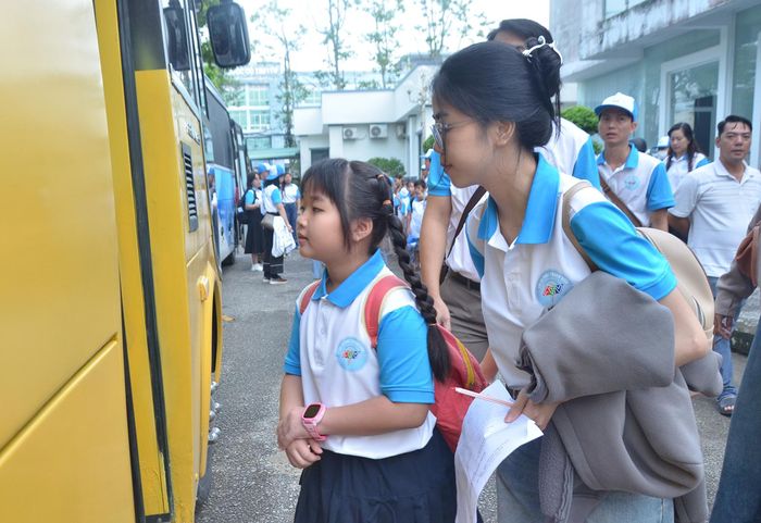 Thí sinh lên xe di chuyển đến các địa điểm tham quan.