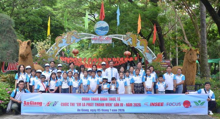 Đoàn đến tham quan Khu di tích lịch sử cách mạng đồi Tức Dụp tại xã Ô Lâm.