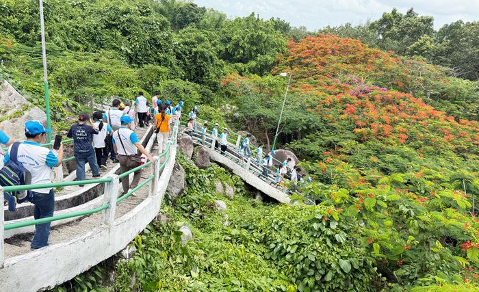 Đoàn tham quan và trải nghiệm sinh thái tại khu di tích.