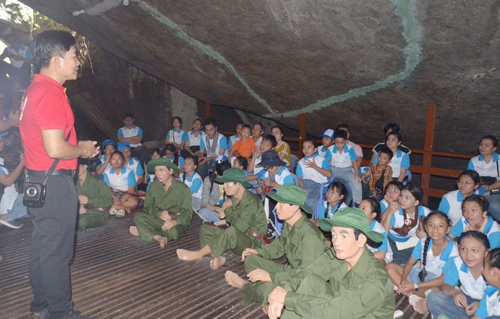 Đoàn nghe thuyết minh về quá trình đấu tranh cách mạng, những chiến công oanh liệt của quân và dân địa phương tại Khu di tích lịch sử cách mạng đồi Tức Dụp.