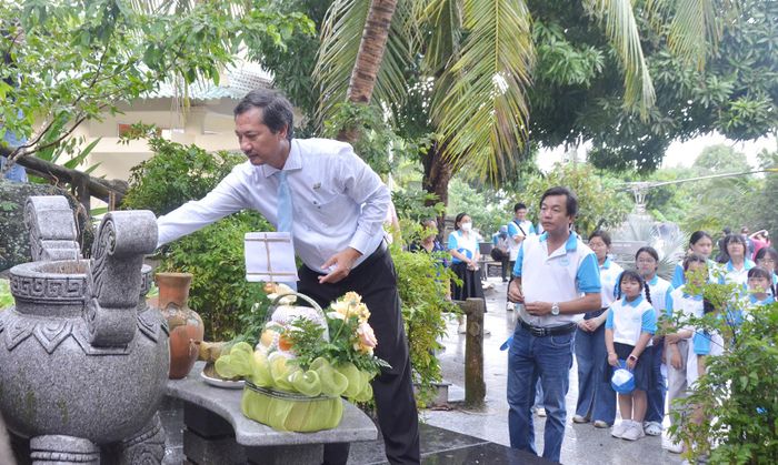 Đoàn đến dâng hương tưởng niệm Chủ tịch Hồ Chí Minh và các anh hùng, liệt sĩ tại Trung tâm Phát sóng truyền hình quốc gia và địa phương Hòn Me.