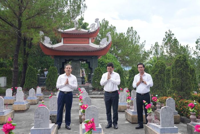  Các đồng chí: Nguyễn Hồng Thái, Phạm Hoàng Sơn, Lê Xuân Lợi dâng hương tưởng niệm các Anh hùng liệt sĩ tại Nghĩa trang Liệt sĩ quốc gia Đường 9. 
