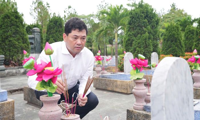  Đồng chí Nguyễn Hồng Thái thành kính dâng hương tưởng niệm các Anh hùng liệt sĩ tại Nghĩa trang Liệt sĩ quốc gia Đường 9. 