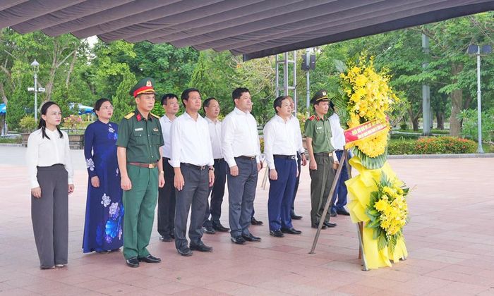  Đoàn công tác tỉnh Bắc Ninh thành kính dâng hương, tưởng niệm các Anh hùng liệt sĩ tại Khu di tích Quốc gia đặc biệt Thành cổ Quảng Trị. 