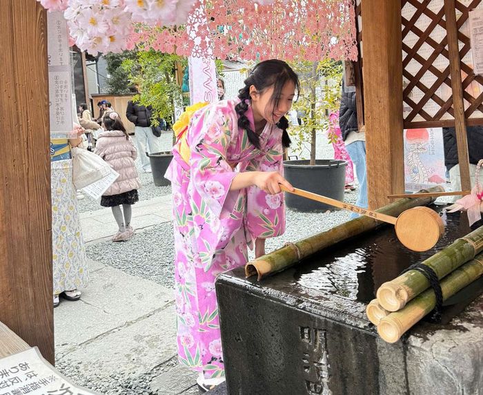  Du khách rửa tay trước khi vào đền Kawagoe Hikawa. 